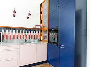 Mieszkanie w stylu Vintage - Średnia otwarta z salonem biała z zabudowaną lodówką z podblatowym zlewozmywakiem kuchnia w kształcie litery l, styl vintage - zdjęcie od GUST MEBLE
