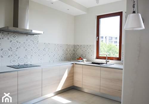 Mieszkanie w Forcie - Średnia otwarta z salonem beżowa biała z zabudowaną lodówką z nablatowym zlewozmywakiem kuchnia w kształcie litery l z oknem, styl nowoczesny - zdjęcie od GUST MEBLE