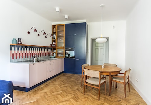 Mieszkanie w stylu Vintage - Mała otwarta z salonem biała z zabudowaną lodówką z podblatowym zlewozm ... - zdjęcie od GUST MEBLE