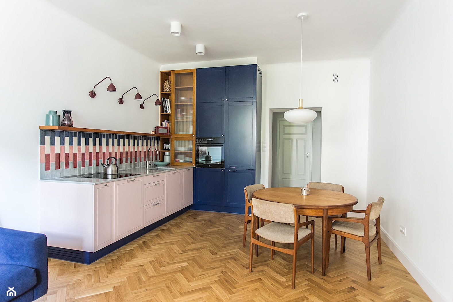 Mieszkanie w stylu Vintage - Mała otwarta z salonem biała z zabudowaną lodówką z podblatowym zlewozmywakiem kuchnia w kształcie litery l, styl vintage - zdjęcie od GUST MEBLE - Homebook