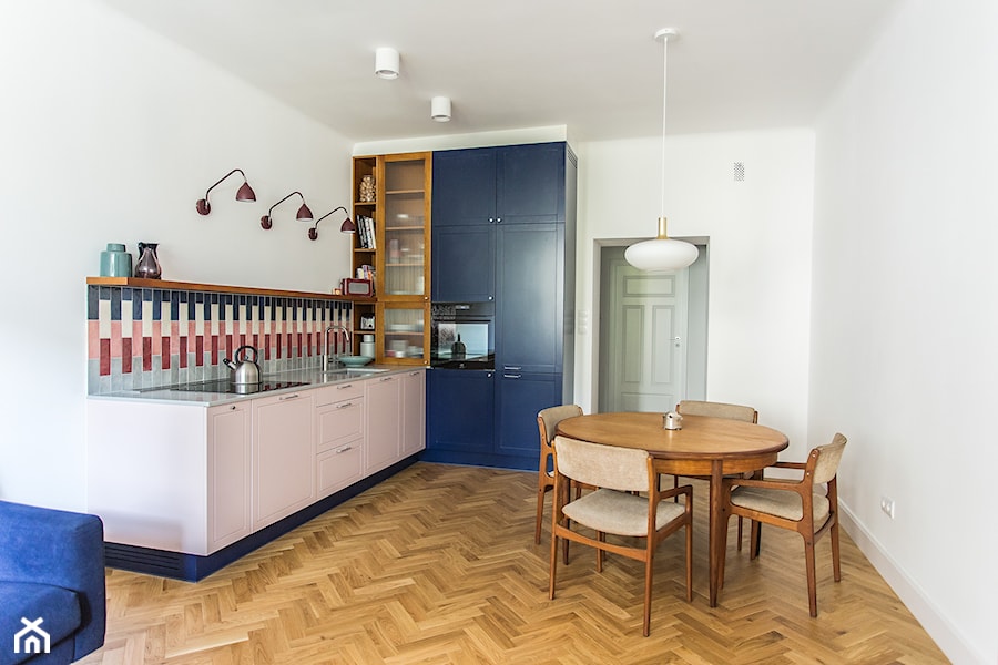 Mieszkanie w stylu Vintage - Mała otwarta z salonem biała z zabudowaną lodówką z podblatowym zlewozmywakiem kuchnia w kształcie litery l, styl vintage - zdjęcie od GUST MEBLE