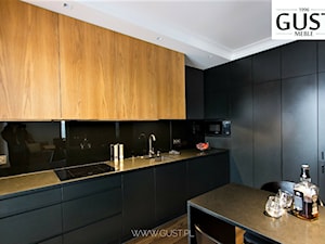 Apartament na Solcu - Średnia zamknięta z kamiennym blatem czarna z zabudowaną lodówką z podblatowym zlewozmywakiem kuchnia w kształcie litery l, styl nowoczesny - zdjęcie od GUST MEBLE