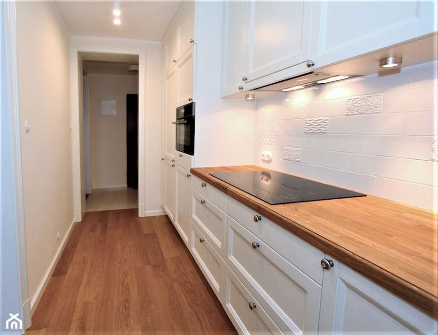 Mieszkanie na Pradze - Mała zamknięta biała z zabudowaną lodówką kuchnia jednorzędowa, styl tradycyjny - zdjęcie od GUST MEBLE