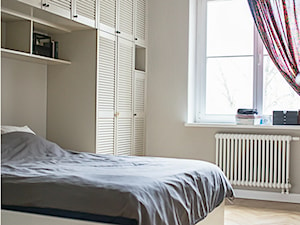 Mieszkanie na Górnym Mokotowie - Mała beżowa sypialnia, styl nowoczesny - zdjęcie od GUST MEBLE