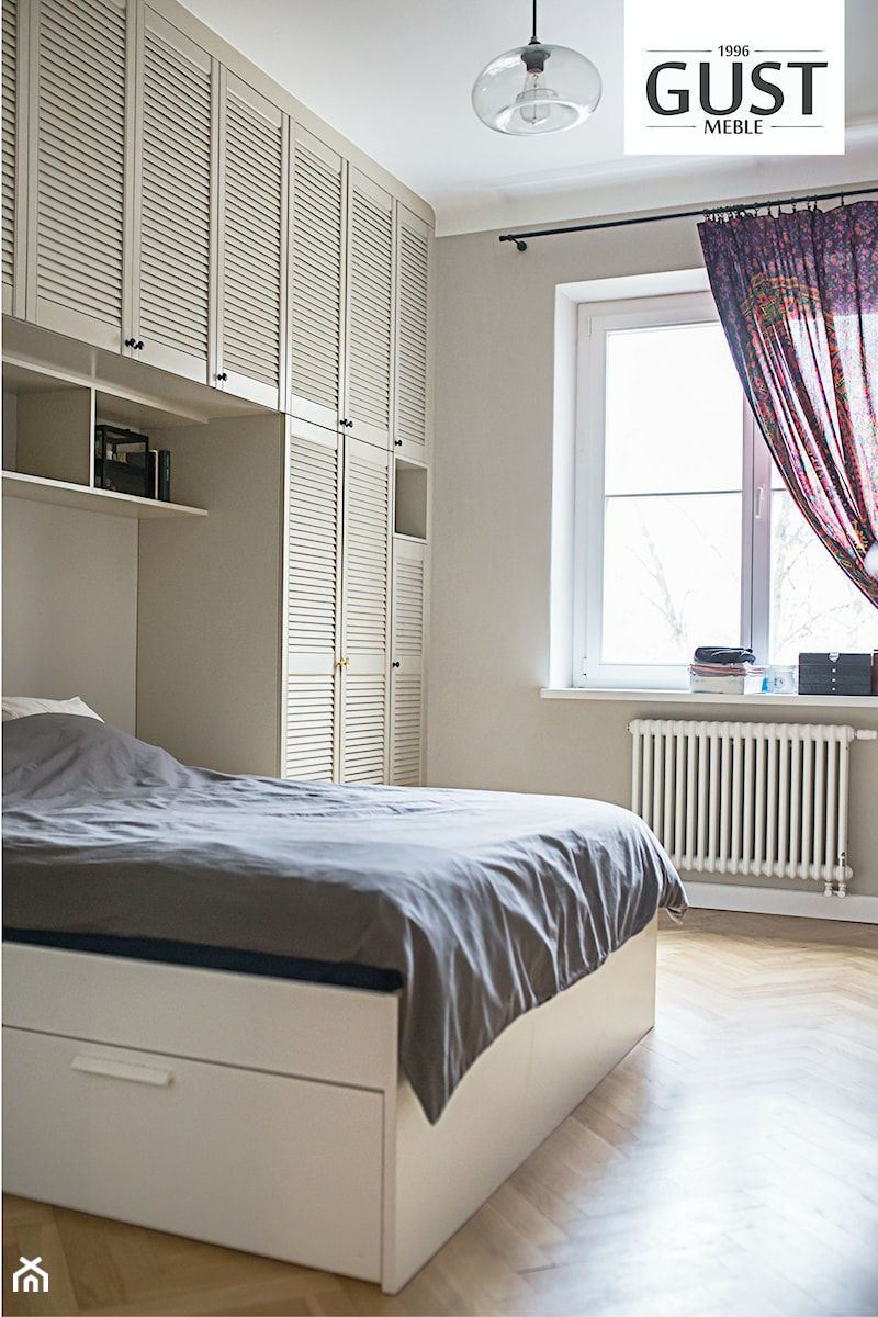 Mieszkanie na Górnym Mokotowie - Mała beżowa sypialnia, styl nowoczesny - zdjęcie od GUST MEBLE