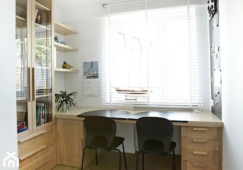 Mieszkanie na Mokotowie - Małe z zabudowanym biurkiem białe biuro, styl skandynawski - zdjęcie od GUST MEBLE