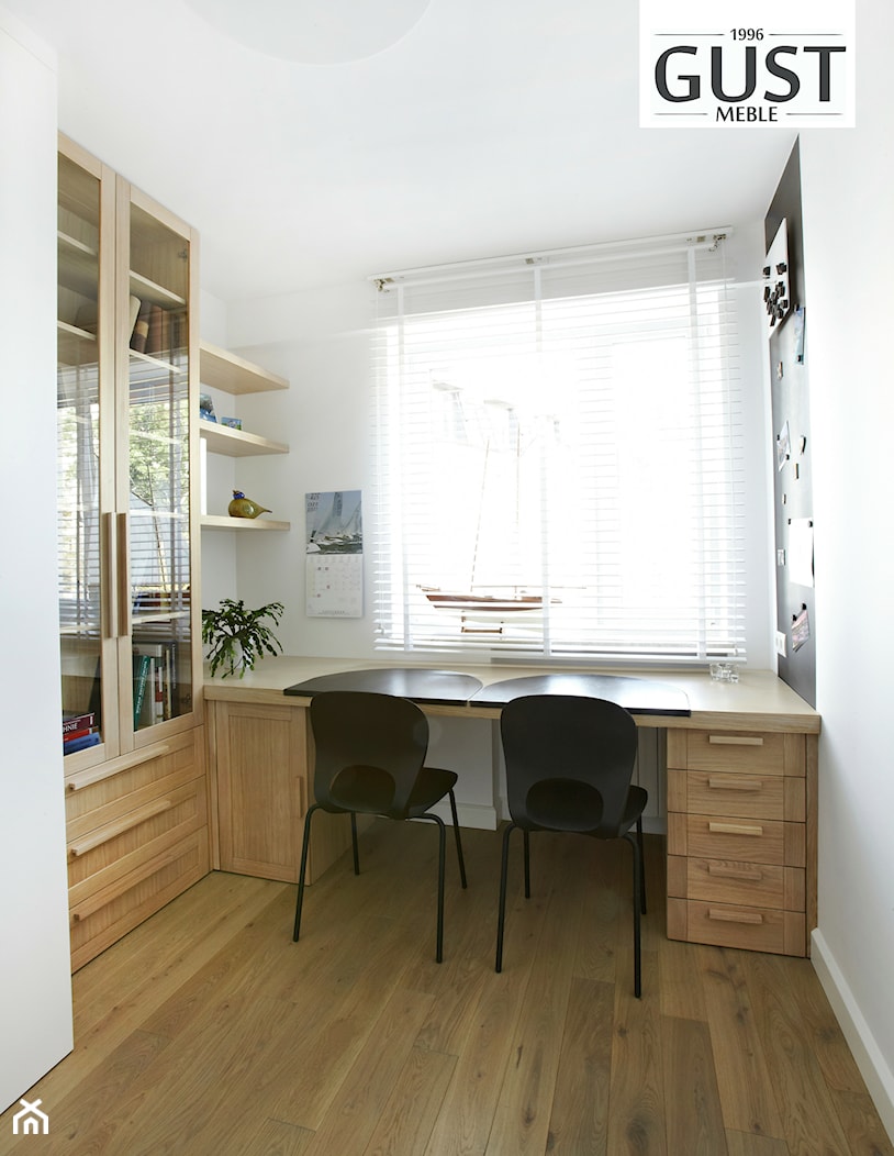 Mieszkanie na Mokotowie - Małe z zabudowanym biurkiem białe biuro, styl skandynawski - zdjęcie od GUST MEBLE - Homebook