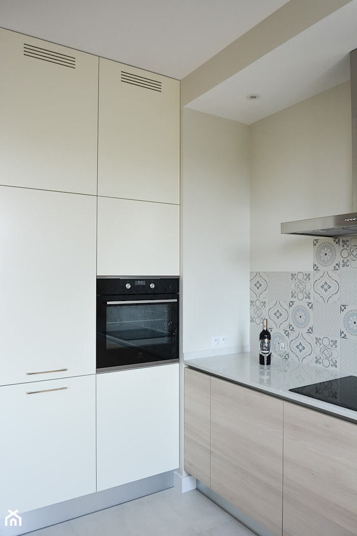 Mieszkanie w Forcie - Mała zamknięta z kamiennym blatem biała szara z zabudowaną lodówką kuchnia w kształcie litery l, styl nowoczesny - zdjęcie od GUST MEBLE - Homebook