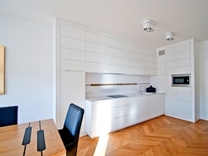 Górny Mokotów - Średnia biała jadalnia w kuchni, styl nowoczesny - zdjęcie od We-ska design.