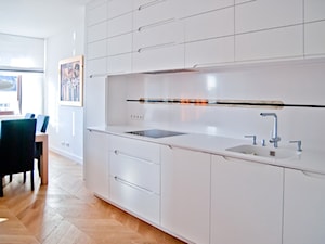 Górny Mokotów - Średnia duża otwarta z salonem biała z zabudowaną lodówką z podblatowym zlewozmywakiem kuchnia jednorzędowa, styl nowoczesny - zdjęcie od We-ska design.