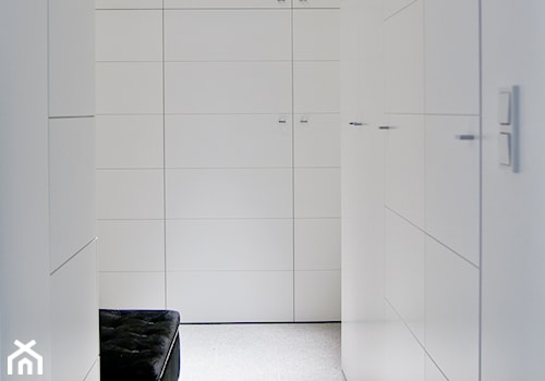 W starych sosnach - Średni biały hol / przedpokój, styl industrialny - zdjęcie od We-ska design.