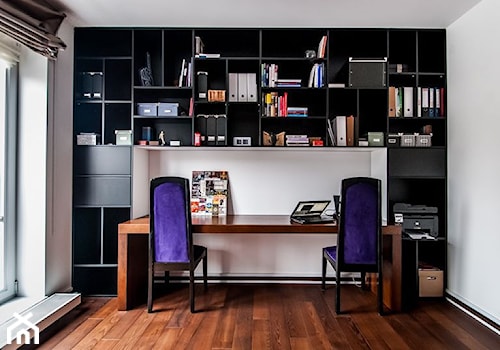 Dla dwojga - Średnie z zabudowanym biurkiem białe biuro - zdjęcie od We-ska design.