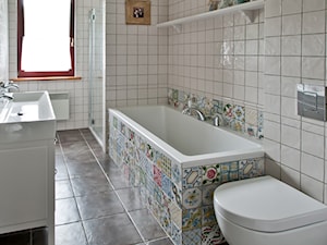 Dom przy lesie - Średnia z dwoma umywalkami łazienka z oknem, styl tradycyjny - zdjęcie od We-ska design.