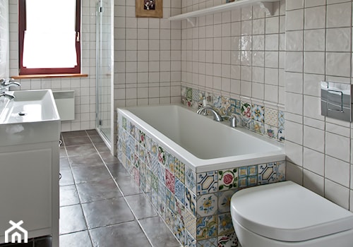 Dom przy lesie - Średnia z dwoma umywalkami łazienka z oknem, styl tradycyjny - zdjęcie od We-ska design.