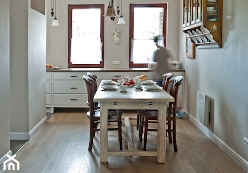 Dom przy lesie - Średnia szara jadalnia w kuchni, styl tradycyjny - zdjęcie od We-ska design.