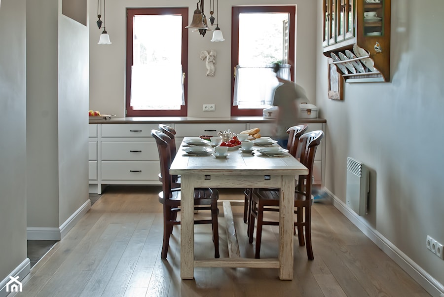 Dom przy lesie - Średnia szara jadalnia w kuchni, styl tradycyjny - zdjęcie od We-ska design.