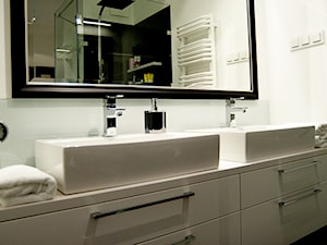 Apartament na Mokotowie - Bez okna z dwoma umywalkami łazienka, styl minimalistyczny - zdjęcie od We-ska design.