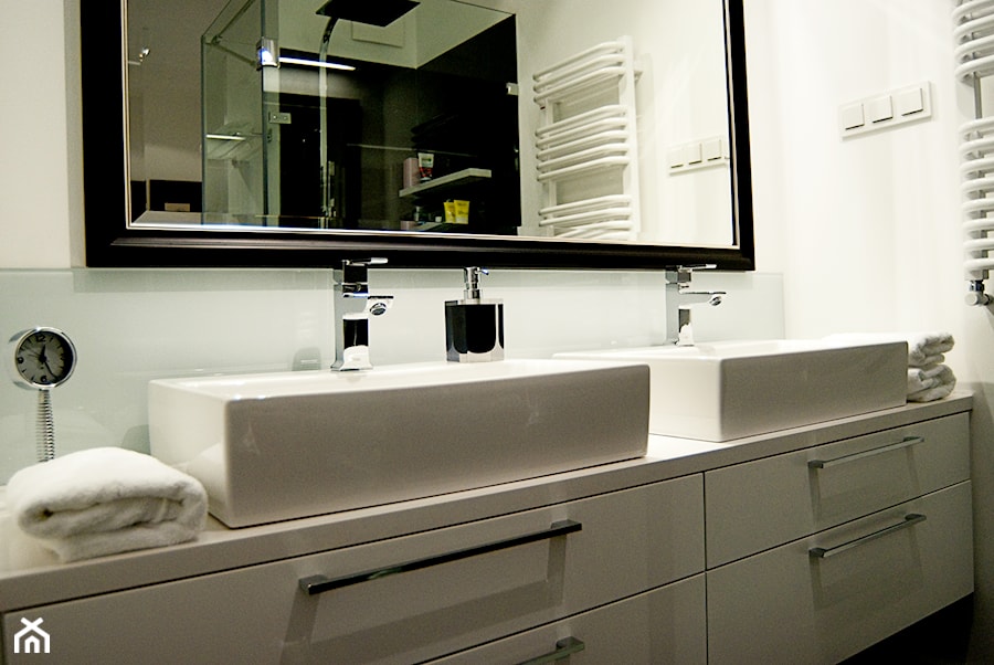 Apartament na Mokotowie - Bez okna z dwoma umywalkami łazienka, styl minimalistyczny - zdjęcie od We-ska design.