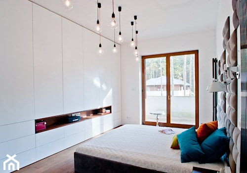 W starych sosnach - Średnia biała sypialnia z balkonem / tarasem - zdjęcie od We-ska design.