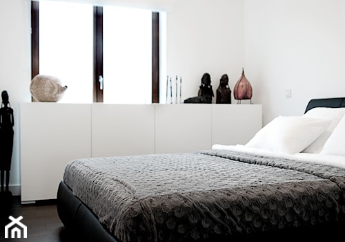 Apartament na Mokotowie - Mała biała sypialnia, styl minimalistyczny - zdjęcie od We-ska design.