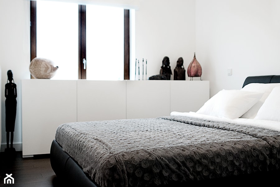 Apartament na Mokotowie - Mała biała sypialnia, styl minimalistyczny - zdjęcie od We-ska design.