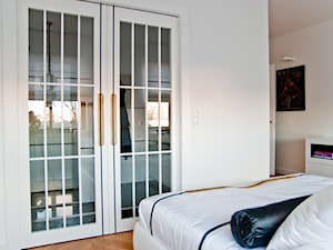 Górny Mokotów - Średnia biała sypialnia z garderobą, styl nowoczesny - zdjęcie od We-ska design.