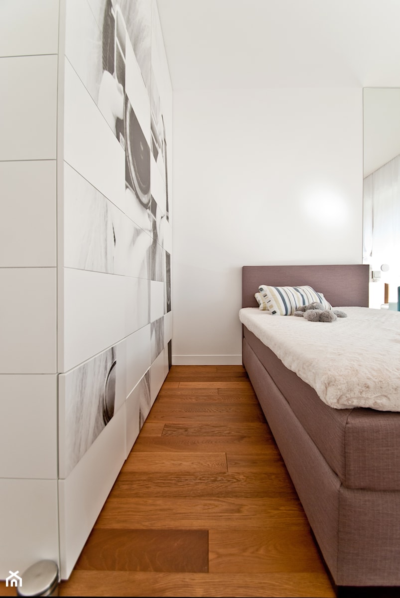 Dom przy lesie - Mała biała sypialnia, styl industrialny - zdjęcie od We-ska design.