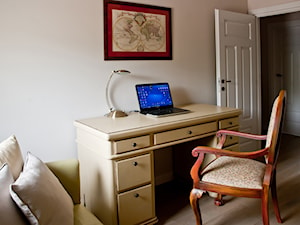 Dom przy lesie - Z biurkiem sypialnia, styl tradycyjny - zdjęcie od We-ska design.