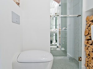 W starych sosnach - Mała na poddaszu bez okna łazienka, styl industrialny - zdjęcie od We-ska design.