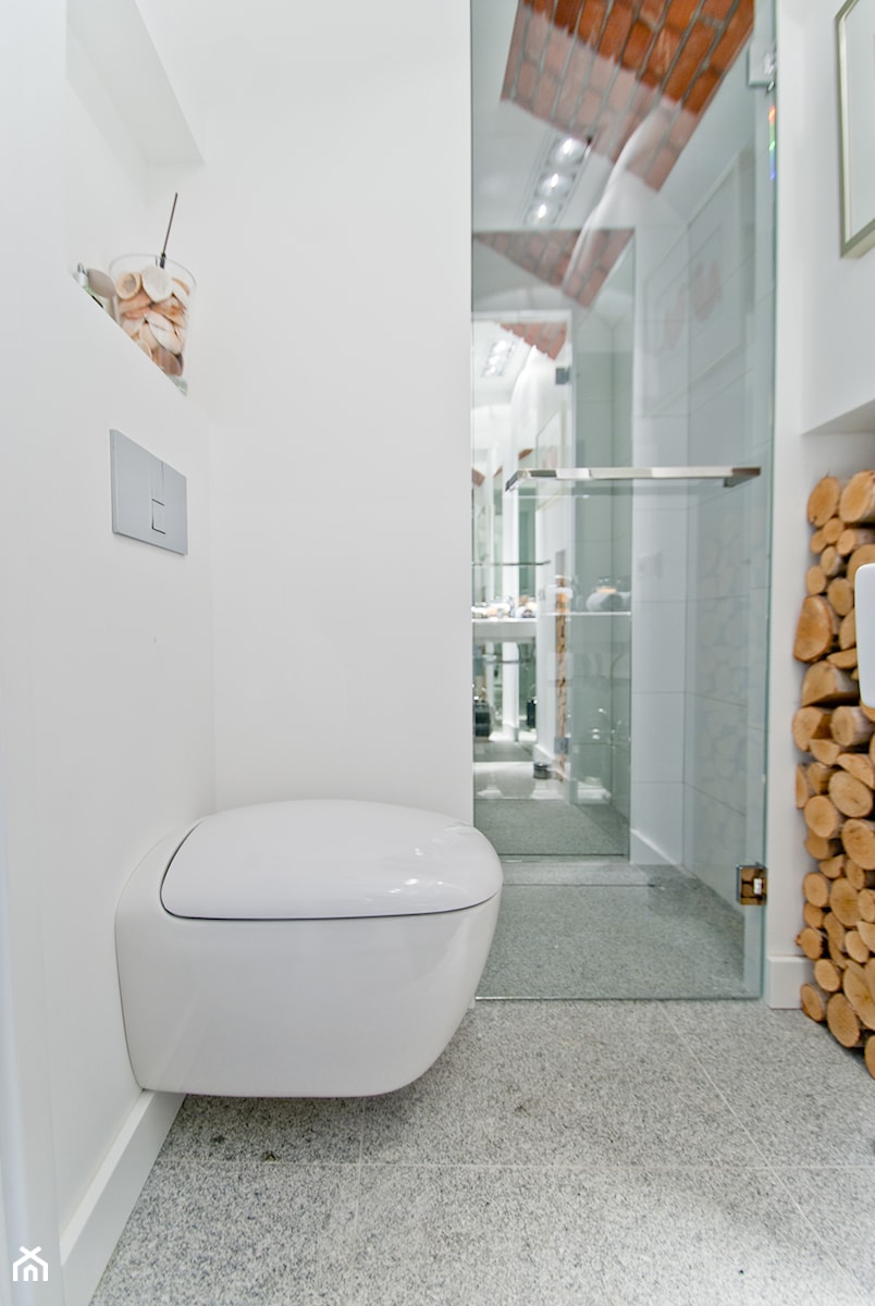 W starych sosnach - Mała na poddaszu bez okna łazienka, styl industrialny - zdjęcie od We-ska design.
