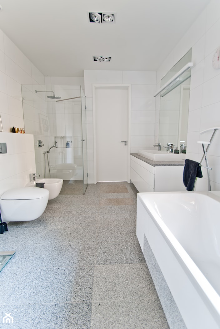 W starych sosnach - Duża z dwoma umywalkami z marmurową podłogą z punktowym oświetleniem łazienka z oknem, styl industrialny - zdjęcie od We-ska design. - Homebook