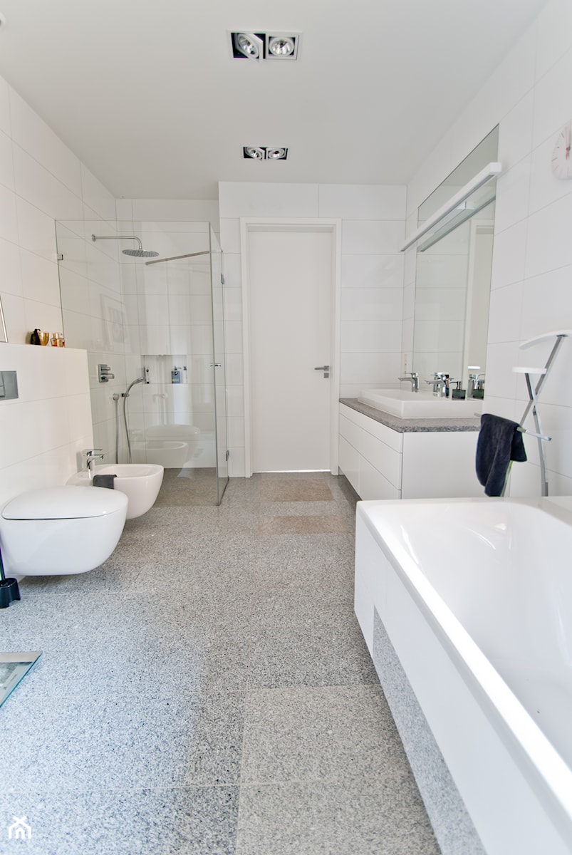 W starych sosnach - Duża z dwoma umywalkami z marmurową podłogą z punktowym oświetleniem łazienka z oknem, styl industrialny - zdjęcie od We-ska design.