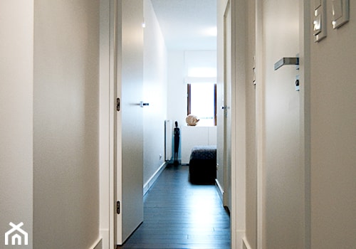 Apartament na Mokotowie - Mały biały hol / przedpokój, styl minimalistyczny - zdjęcie od We-ska design.