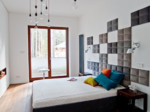 W starych sosnach - Duża biała sypialnia z balkonem / tarasem, styl industrialny - zdjęcie od We-ska design.