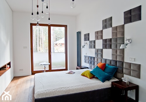W starych sosnach - Duża biała sypialnia z balkonem / tarasem, styl industrialny - zdjęcie od We-ska design.