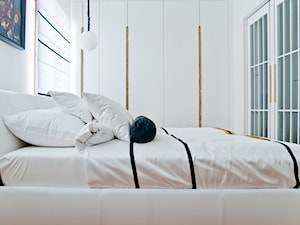 Górny Mokotów - Mała biała sypialnia, styl nowoczesny - zdjęcie od We-ska design.