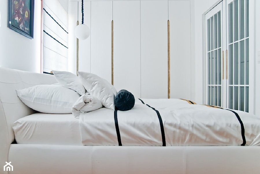 Górny Mokotów - Mała biała sypialnia, styl nowoczesny - zdjęcie od We-ska design.