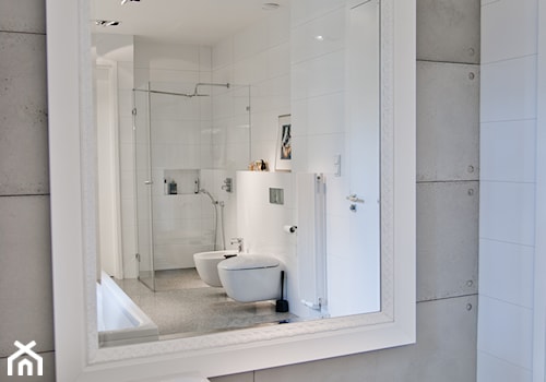 W starych sosnach - Duża z marmurową podłogą z punktowym oświetleniem łazienka z oknem, styl industrialny - zdjęcie od We-ska design.