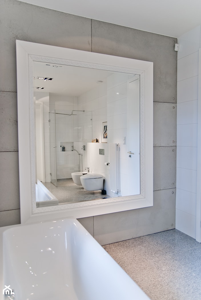 W starych sosnach - Duża z marmurową podłogą z punktowym oświetleniem łazienka z oknem, styl industrialny - zdjęcie od We-ska design. - Homebook