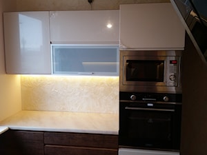 Kuchnia Nowoczesna - Mała z zabudowaną lodówką kuchnia jednorzędowa, styl nowoczesny - zdjęcie od margo.modelarnia