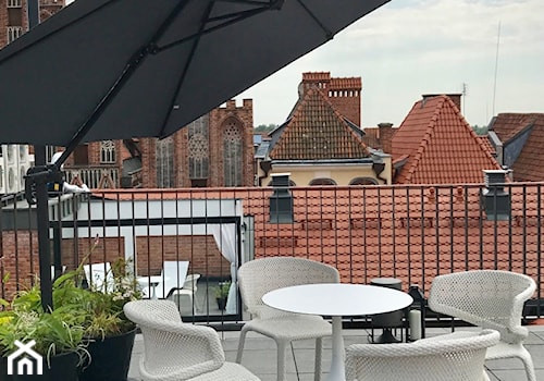 wnętrz komercyjne - Duży z meblami ogrodowymi taras na dachu - zdjęcie od U design Janusz Płoszaj