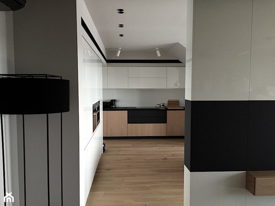 Średnia otwarta z zabudowaną lodówką kuchnia w kształcie litery l jednorzędowa, styl nowoczesny - zdjęcie od U design Janusz Płoszaj