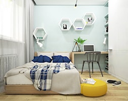 Mieszkanie na wynajem dla studentów - Średnia biała niebieska z biurkiem sypialnia, styl skandynaws ... - zdjęcie od Wnętrza od NOWA - Homebook