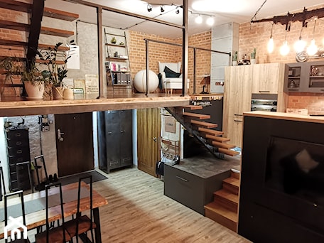 Aranżacje wnętrz - Salon: Loft w wieży w jednej z łódzkich fabryk - Salon, styl industrialny - me_myself_and_i. Przeglądaj, dodawaj i zapisuj najlepsze zdjęcia, pomysły i inspiracje designerskie. W bazie mamy już prawie milion fotografii!