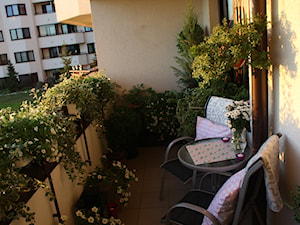 #pieknybalkon - Średni z meblami ogrodowymi z donicami na kwiaty taras z tyłu domu - zdjęcie od violla_lu