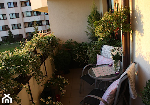 #pieknybalkon - Średni z meblami ogrodowymi z donicami na kwiaty taras z tyłu domu - zdjęcie od violla_lu