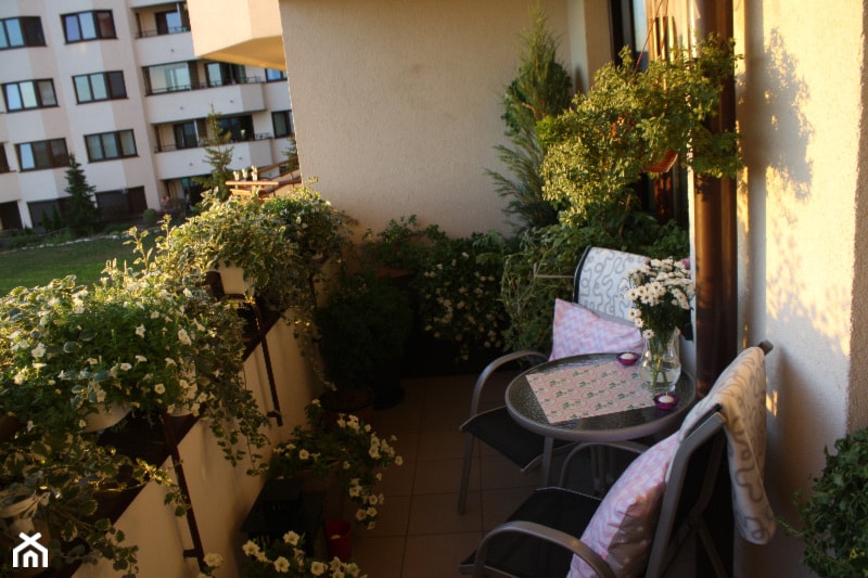 #pieknybalkon - Średni z meblami ogrodowymi z donicami na kwiaty taras z tyłu domu - zdjęcie od violla_lu - Homebook