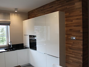 Duża otwarta z salonem z zabudowaną lodówką kuchnia w kształcie litery u, styl tradycyjny - zdjęcie od Kuchnie moderna