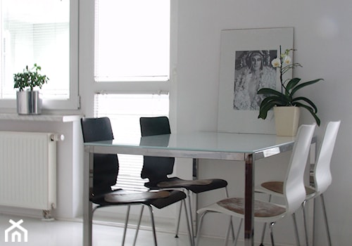 SIERPINSKIEGO - Średnia biała jadalnia w salonie, styl minimalistyczny - zdjęcie od Małgorzata Gilarska Architekt