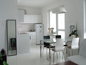 SIERPINSKIEGO - Średnia biała jadalnia w salonie w kuchni, styl minimalistyczny - zdjęcie od Małgorzata Gilarska Architekt